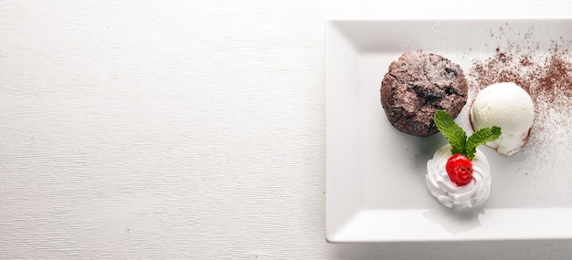 Torta gelato al cioccolato su fondo in legno Spazio libero per il testo Vista dall'alto