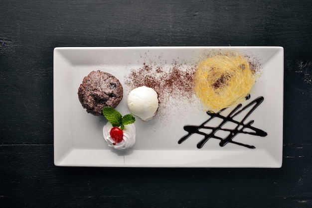 Torta gelato al cioccolato su fondo in legno Spazio libero per il testo Vista dall'alto