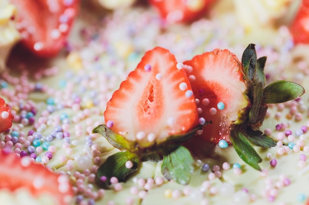 Torta gelato alla vaniglia con fragola sulla macro superiore