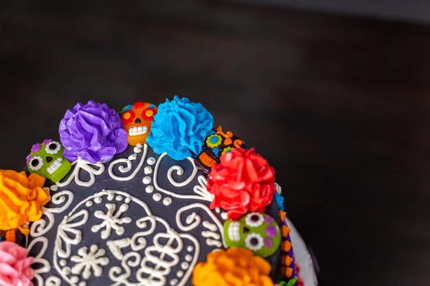 Torta Gourmet Dia de los Muertos decorata con glassa di crema al burro colorata e topper gommosi per cupcake.