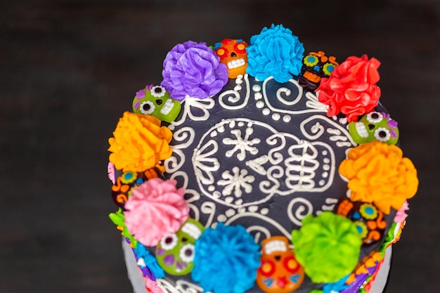 Torta Gourmet Dia de los Muertos decorata con glassa di crema al burro colorata e topper gommosi per cupcake.