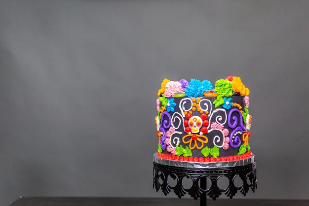 Torta Gourmet Dia de los Muertos decorata con glassa di crema al burro colorata e topper gommosi per cupcake.