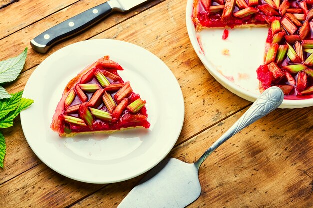 Torta in gelatina o torta con gambi di rabarbaro e lamponi. Dolce estivo.