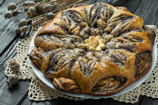Torta intrecciata creativa fatta in casa di pasta lievitata con semi di papavero e mele
