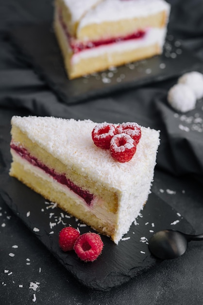 Torta invernale con lamponi decorati con crema bianca