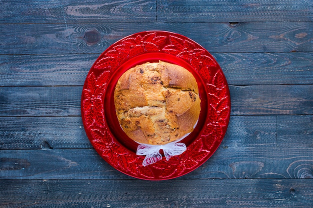 Torta italiana tradizionale con cioccolato e varie decorazioni natalizie,