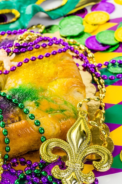 Torta King al formaggio appena sfornato per celebrare il Mardi Gras.