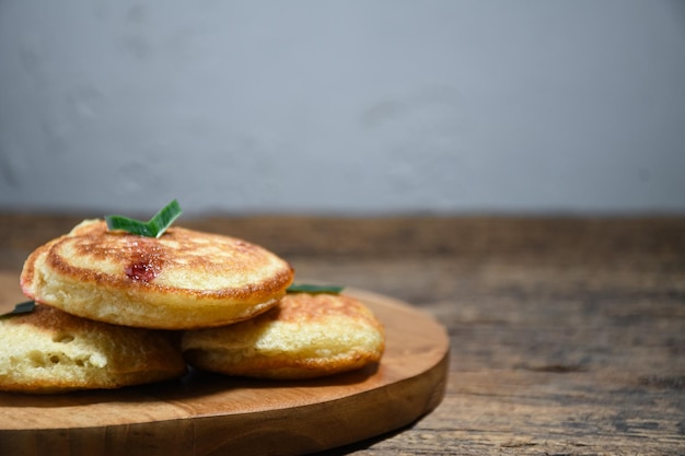 Torta Kue Khamir o Khamir su piatto di legno. La torta Khamir è uno spuntino tradizionale dell'Indonesia