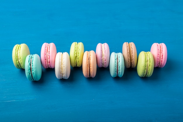 Torta macaron o amaretto sul blu