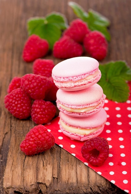 Torta makarons francese Biscotti macaron al lampone rosa su tavole di legno scuro