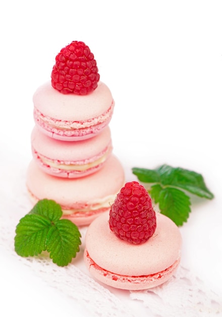 Torta makarons francese Biscotti macaron lampone rosa isolati su sfondo bianco