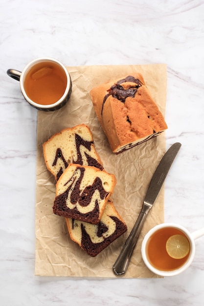 Torta Marmorizzata al Cioccolato e Vaniglia fatta in casa. Affettato servito con tè o caffè. Sfondo bianco