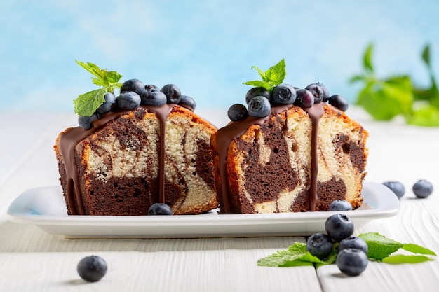 Torta marmorizzata con glassa al cioccolato