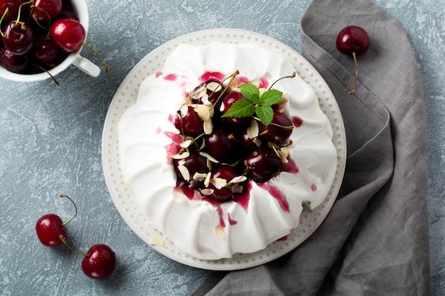 Torta meringata fatta in casa Pavlova con panna montata