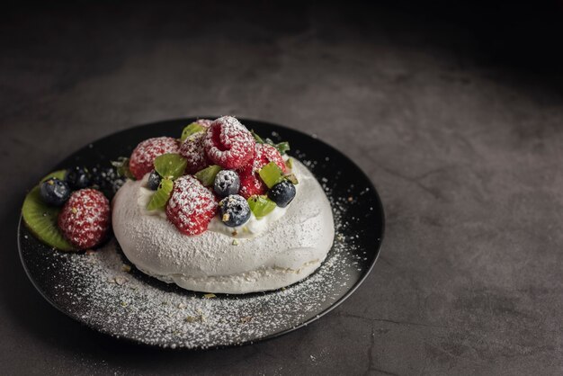 Torta meringata Pavlova con frutti di bosco