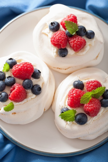 Torta meringata Pavlova con panna e frutti di bosco