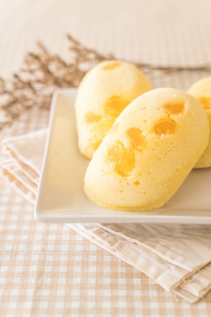 torta morbida di mango su legno