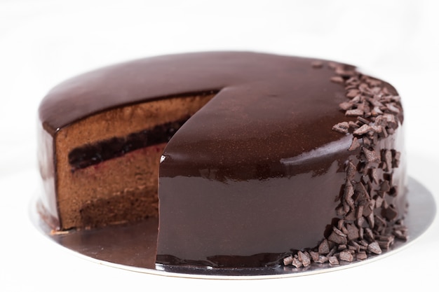 Torta mousse al cioccolato con gelatina di ribes e glassa a specchio