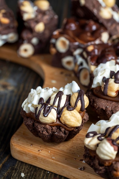 Torta multicomponente a base di caramello e noci al cioccolato