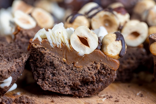 Torta multicomponente a base di caramello e noci al cioccolato