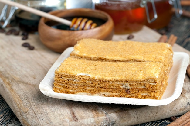 Torta multistrato a base di soffici torte e crema al burro al miele