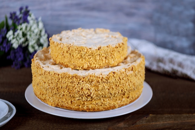 Torta Napoleone con fiori e piatti bianchi