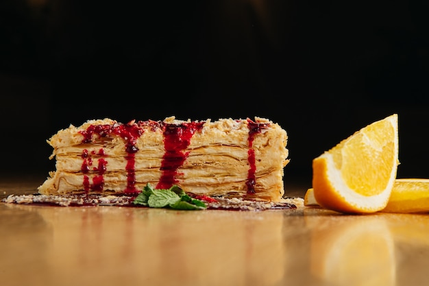 Torta Napoleone con marmellata sul tavolo di legno