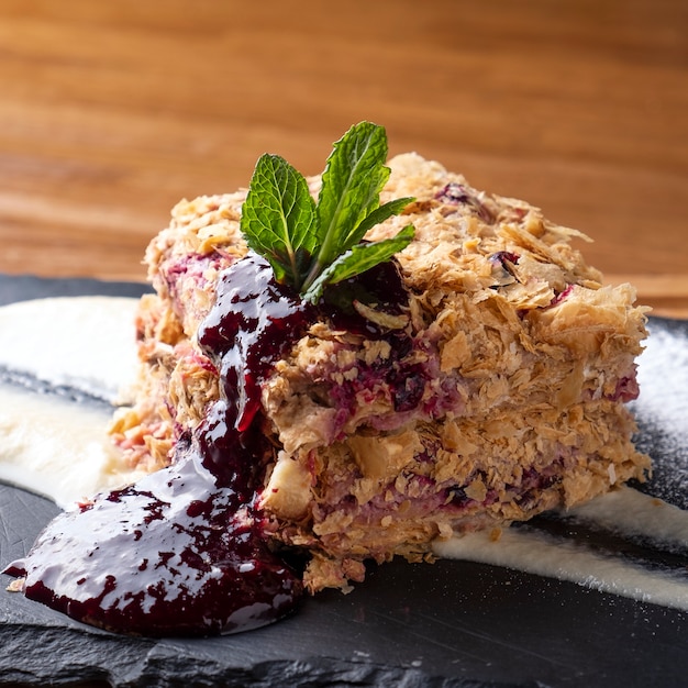 Torta Napoleone con salsa di mirtilli rossi