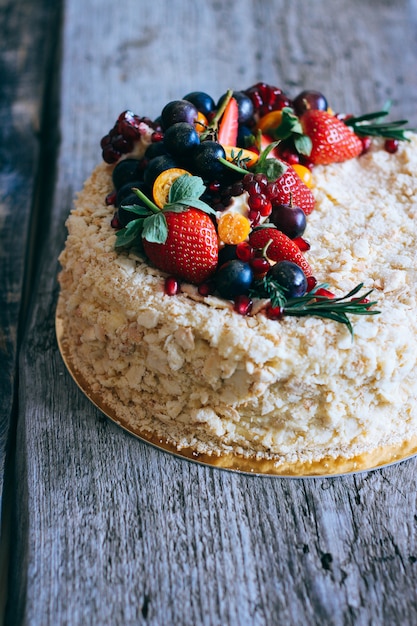 Torta Napoleone decorata con frutti di bosco e frutta