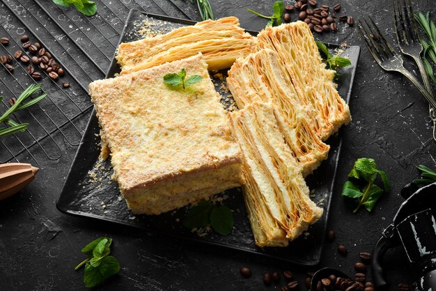 Torta Napoleone di pasta sfoglia Dolci e dessert Vista dall'alto