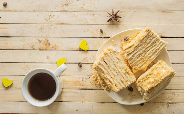 Torta Napoleone su uno sfondo di legno dolci tè vista dall'alto