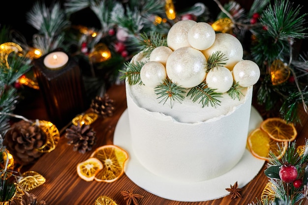 Torta natalizia a base di cioccolato con crema decorata con palline di natale al cioccolato