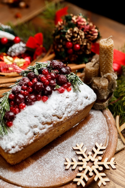 Torta natalizia fatta in casa con frutti di bosco