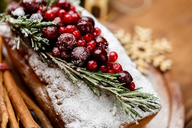 Torta natalizia fatta in casa con frutti di bosco
