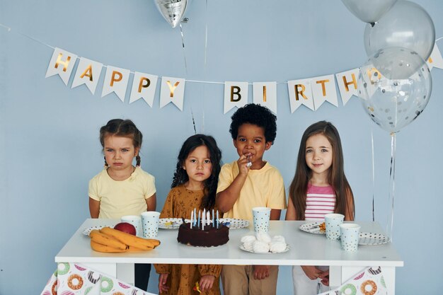 Torta natalizia I bambini che festeggiano la festa di compleanno in casa si divertono insieme