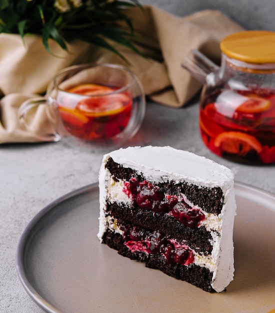 Torta natalizia invernale con ciliegie con tè