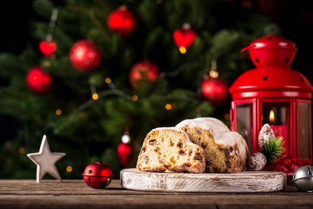 Torta natalizia stollen con frutta secca con candela rossa