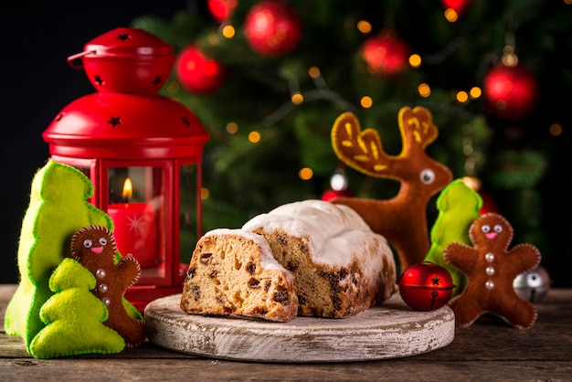 Torta natalizia stollen con frutta secca