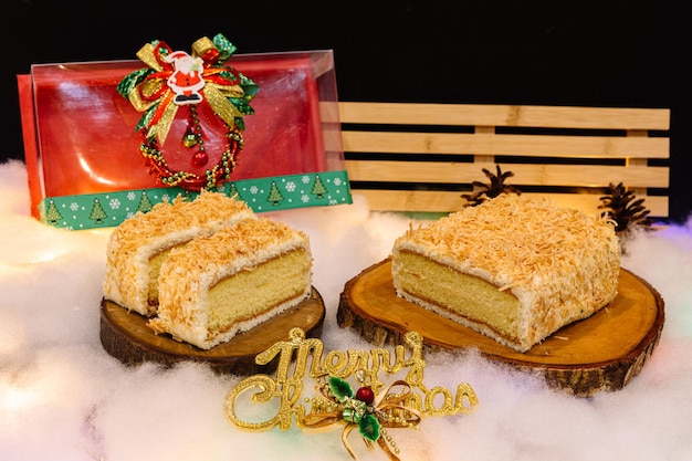 Torta Noughat su tavola di legno con decorazioni di Natale