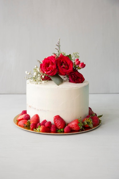 Torta nuda con crema al burro bianca Topper con rose rosse Piccola pasticceria a tema