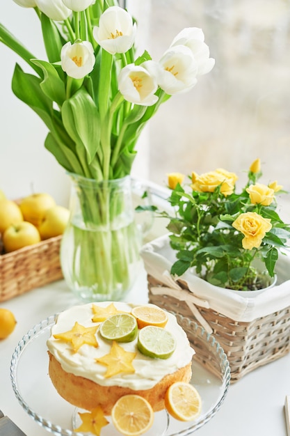 Torta nuda con limoni, lime e fiori