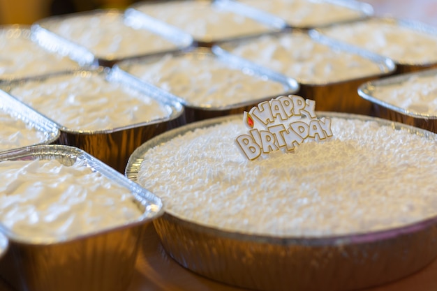 Torta nuvola di cocco e dolce, buon compleanno