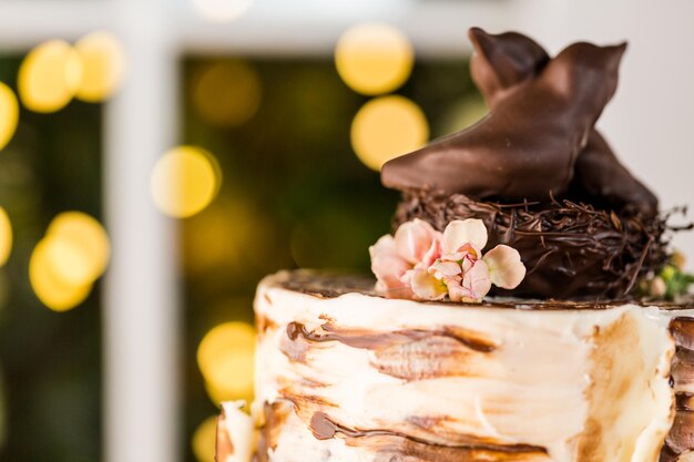 Torta nuziale a più livelli gourmet al ricevimento di nozze.