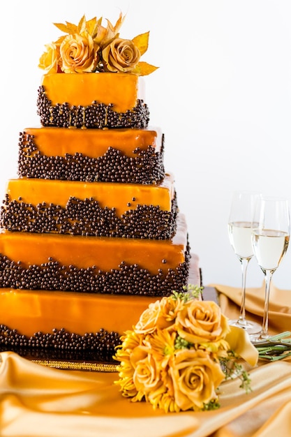 Torta nuziale a più livelli gourmet come centrotavola al ricevimento di nozze.