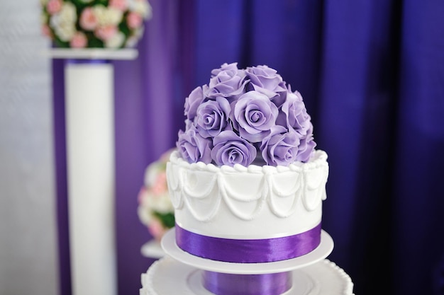 Torta nuziale bianca con dettaglio fiore viola