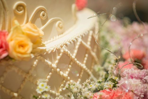 Torta nuziale bianca con fiore