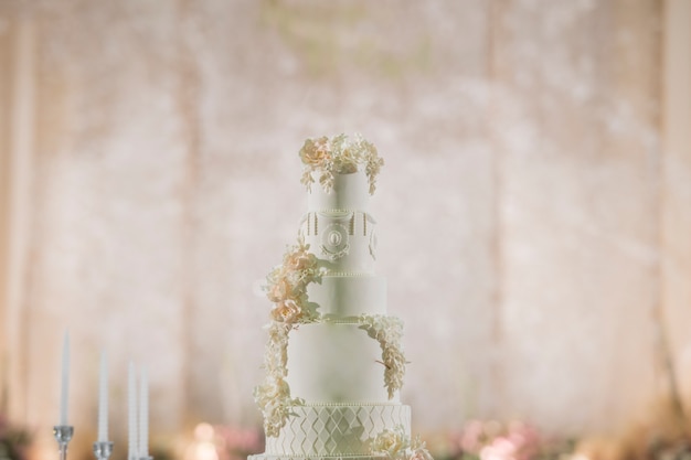 Torta nuziale bianca con fiore