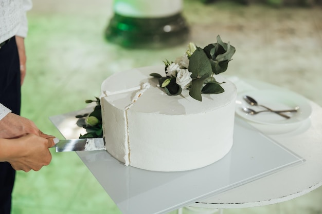 Torta nuziale bianca con fiori e mirtilli