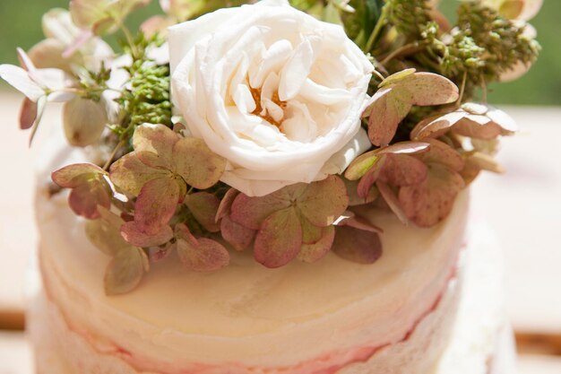 Torta nuziale con dettaglio di fiori di rosa bianca