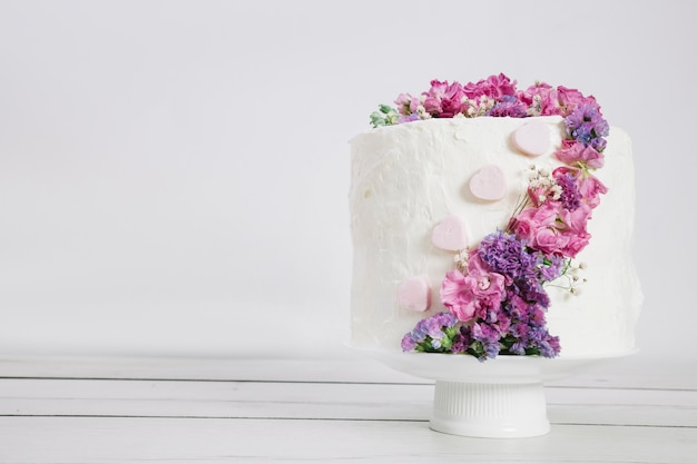 Torta nuziale con fiori